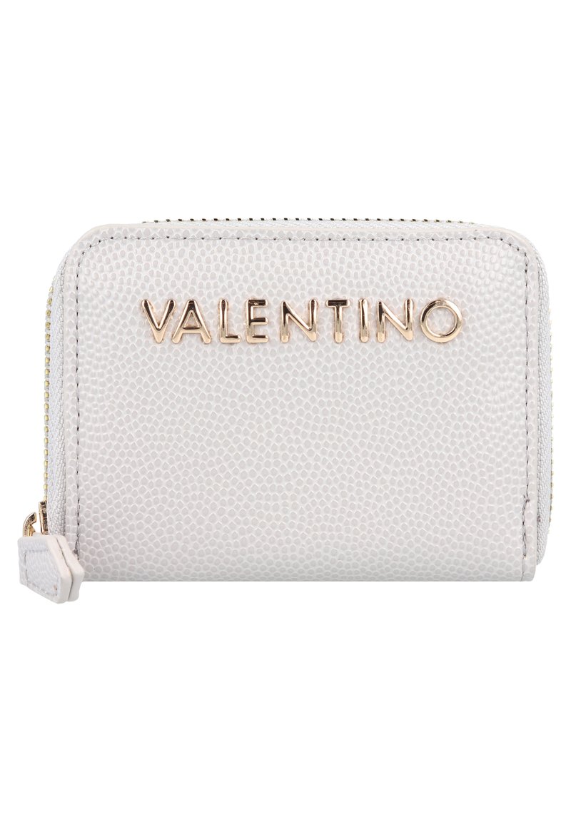 Portefeuille bi-fold Valentino en cuir texturé gris clair. Quincaillerie dorée et détail de logo embossé à l'avant. Fermeture éclair sur le côté.