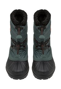 Stivali invernali verdi con suole in gomma nere, tomaia strutturata, fodera pelosa, lacci regolabili e un logo distintivo sul lato.