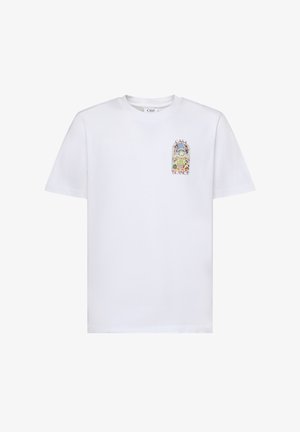 Witte T-shirt met korte mouwen en een kleine kleurrijke afbeelding op de linkerborst die een landschap toont met de woorden "CASA BLANCA".