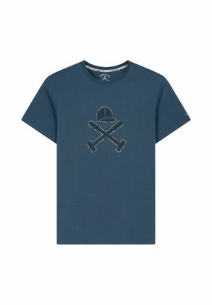 Camiseta azul de manga corta con un gráfico de un casco de equitación sobre dos mazos de polo cruzados en el centro delantero.