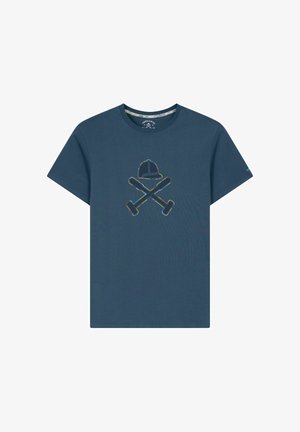 Camiseta azul de manga corta con un gráfico de un casco de equitación sobre dos mazos de polo cruzados en el centro delantero.