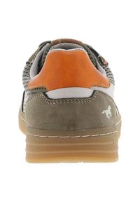 Baskets avec une tige en suede et en mesh gris et orange, dotées d'une semelle en caoutchouc gum et d'un détail de logo blanc à l'arrière. Vue arrière.