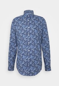 Långärmad skjorta med knappar i ett blått paisley-mönster, vita knappar och button-down krage på en vit bakgrund.