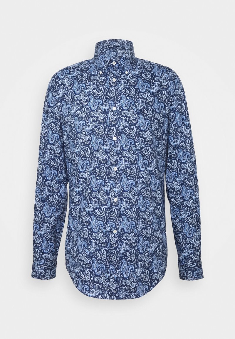 Långärmad skjorta med knappar i ett blått paisley-mönster, vita knappar och button-down krage på en vit bakgrund.