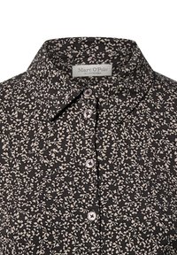 Czarna koszula w kwiaty na guziki, z klasycznym kołnierzykiem, małym białym wzorem kwiatowym i okrągłymi guzikami z przodu. Widoczna metka marki.