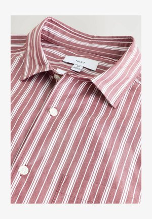 T-paita, jossa on burgundy- ja valkoisia raitoja, maksoitemateriaalia, jossa on napitus, rintatasku ja brändilogo kauluksessa.