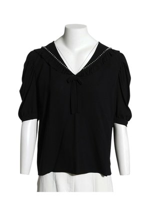 Schwarze Bluse mit kurzen Ärmeln, gerafftem V-Ausschnitt und kleinem Schleifchen in der Mitte, auf weißem Schaufenster-Torso präsentiert.