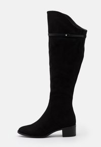 Botas de ante negras hasta la rodilla, con punta afilada, un tacón bajo en bloque, un borde superior doblado y una cremallera lateral con un pequeño detalle decorativo.