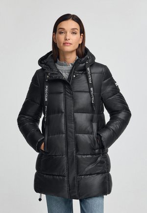 Czarna kurtka puchowa z kapturem, cechująca się pikowanym wzornictwem, bocznymi kieszeniami i detalami ze sznurkiem; logo akcentujące na paskach.