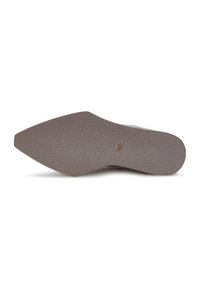 Semelle de chaussure texturée marron avec une forme pointue et un léger talon. Motif de grip notable sur toute la surface. Design épuré sans embellissements.