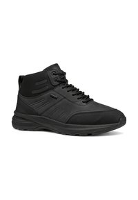 Sneakers neri a metà polpaccio con finitura testurizzata, dotati di un colletto imbottito, chiusura con lacci sul davanti e strisce laterali per un tocco di design aggiuntivo.