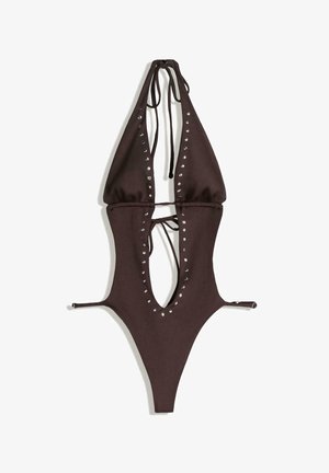 Ruskea yhtenäinen uimapuku, jossa on halterneck-muotoinen suunnittelu, hopeisia niittejä reunojen ympärillä ja takana solmittavat nauhat säädettävää istuvuutta varten.