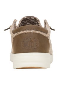 Sneaker marrone e beige con una tomaia in tessuto texturizzato, dettagli in pelle e suola in gomma bianca. Presenta una fodera interna intrecciata e un logo.