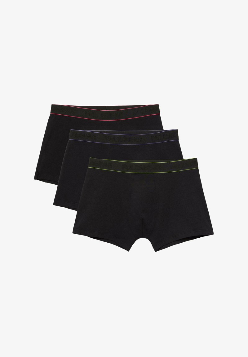 Trois caleçons boxers noirs avec des ceintures de taille colorées en rouge, bleu et vert, empilés côte à côte sur un fond blanc.