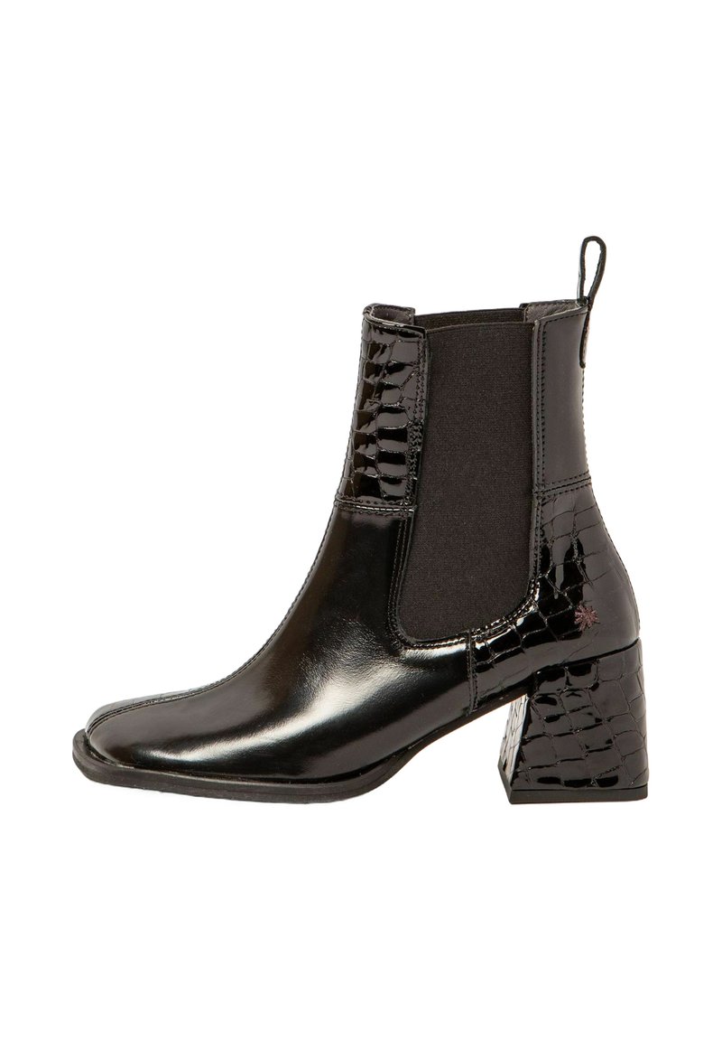 Botas de tobillo negras con un acabado de cuero brillante, paneles laterales elásticos y un tacón texturizado con relieve de cocodrilo. Diseño de punta cuadrada.