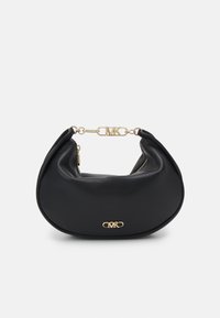 Czarna torebka w kształcie półksiężyca z złotym metalowym logo MK z przodu oraz złotym łańcuszkiem z inicjałami MK.