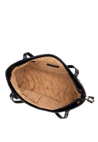 Borsa a mano in pelle nera con un ampio interno foderato in tessuto beige. Presenta una chiusura con zip e una tasca interna con etichetta del marchio.