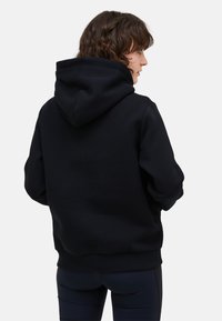 Schwarzer Kapuzenpullover mit großer Kapuze, aus einem strukturierten Stoff gefertigt. Hat einen gerippten Saum und Bündchen, mit lockerer Passform und langen Ärmeln.