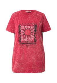 Punainen tie-dye t-paita, jossa on pyöreä pääntie, lyhyet hihat ja keskellä graafinen painatus, jossa on teksti ja auringon kuvasto.