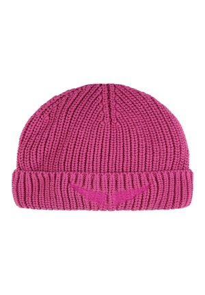 Roze gebreide beanie met een dikke ribbeltextuur en een omgeslagen rand. Heeft een subtiele geborduurde vleugeldesign in een bijpassende kleur.