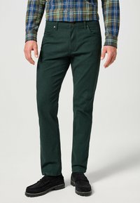 Groene katoenen broek met een gladde textuur, voorzien van vijf zakken, een knoopsluiting en een recht model.