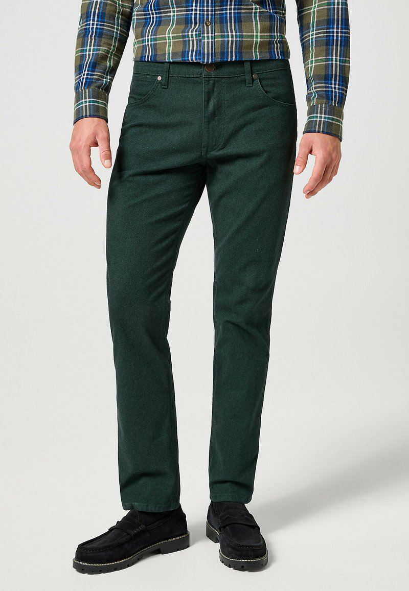 Groene katoenen broek met een gladde textuur, voorzien van vijf zakken, een knoopsluiting en een recht model.