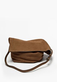 Hnědá suede kabelka přes rameno s sklápěcím víkem, nastavitelným popruhem, hebkou strukturou a bezproblémovým designem. Kompaktní, bez viditelných ozdob.