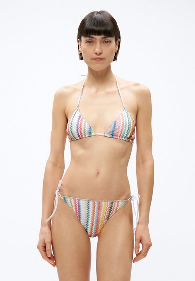 Dreieck-Bikinioberteil und tiefer sitzender Bikini-Slip mit mehrfarbigem Zickzackmuster. Hergestellt aus einem glatten Material, mit dünnen Bändern und einem metallischen Rand.