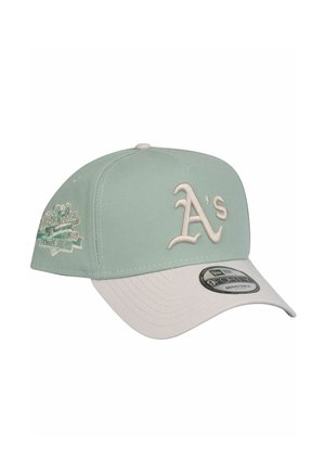 Hellgrüner Baseballcap mit weißem Schirm. Enthält gesticktes "A's"-Logo und ein dekoratives Patch an der Seite. Verstellbarer Rücken.