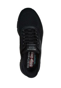 Zwarte Skechers instapschoen met een gestructureerde gebreide bovenkant, een vetersloze uitstraling, een gevoerde kraag en een geïsoleerde zool met het label "Relaxed Fit."