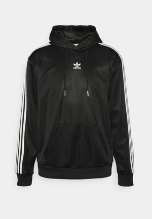 Zwarte Adidas hoodie met voorkantzak, witte drie strepen langs de mouwen, verstelbare capuchon met trekkoord en wit trefoil-logo op de borst.