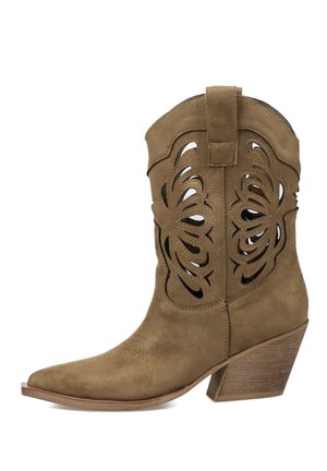 Bota de vaquero de ante color coñac con patrones florales recortados, lengüeta para tirar, punta puntiaguda y tacón de bloque de madera inclinado.