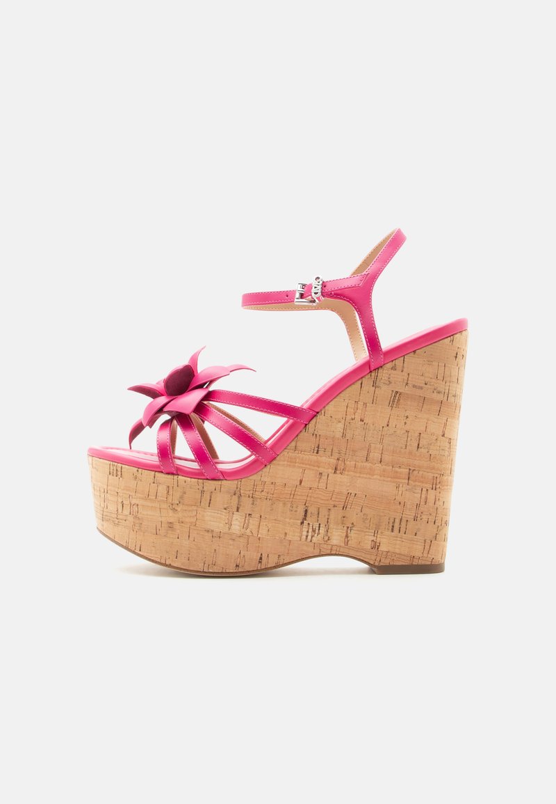 Sandale compensée rose à talons hauts avec plateforme en liège, bride à la cheville et détail décoratif de fleur sur les brides avant.