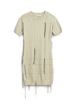 Hellbeige Kurzarmkleid aus strukturiertem Strick, mit einem Karomuster und lockeren schwarzen Fäden entlang der Nähte. Rundhals-Ausschnitt.