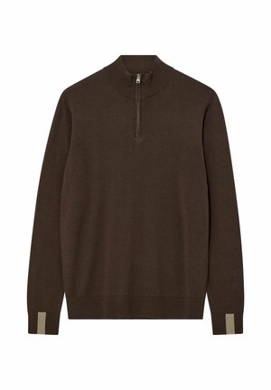 Bruine gebreide pullover met een hoge kraag en een kwart rits. Heeft contrasterende strepen bij de manchetten en een klein logo op de mouw.