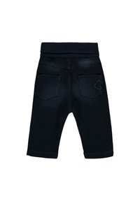 Mörkblå denimshorts med en slät yta, utrustade med en ribbad midja och två bakfickor. En ficka har en björnlogotyp.
