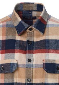 Karierte Hemdjacke in Beige, Rot und Marineblau. Hergestellt aus einem Stoff mit weicher Textur, verfügt über zwei Brusttaschen und einen klassischen Kragen.