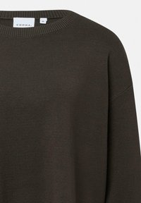 Ciemnobrązowy sweter z dzianiny z prążkowanym okrągłym dekoltem i opadającymi ramionami. Widoczna metka z nazwą marki i rozmiarem. Miękka tekstura.