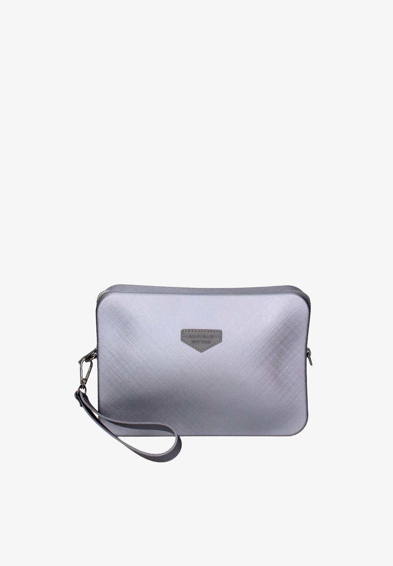 Clutch argentato con zip, dalla finitura testurizzata e un breve cinturino da polso, con una placca logo sulla parte anteriore.