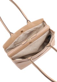 Sac fourre-tout en cuir beige avec texture lisse, deux poignées et une poche intérieure zippée. L'intérieur doublé présente un motif logo subtil.