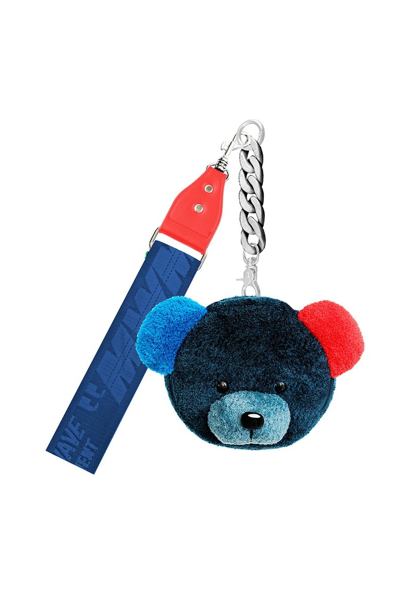 Llavero de oso redondo y peludo con pelaje azul oscuro, orejas rojas y azules, y ojos negros. Cuenta con una cadena plateada y una correa azul con el logo.
