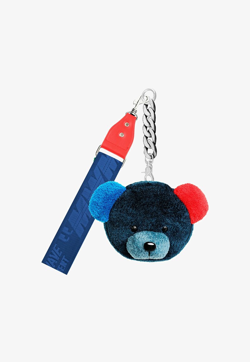 Llavero de oso redondo y peludo con pelaje azul oscuro, orejas rojas y azules, y ojos negros. Cuenta con una cadena plateada y una correa azul con el logo.