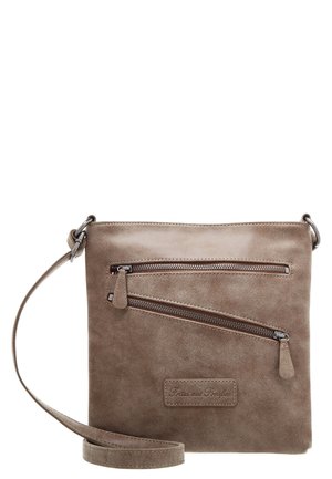 Brun ruskinds crossbody-taske med to diagonale lynlåslommer og en justerbar skulderrem.