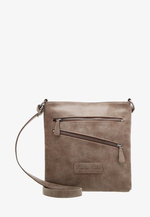 Brązowa torebka na ramię z zamszu z dwoma ukośnymi kieszeniami na suwak i regulowanym paskiem na ramię.