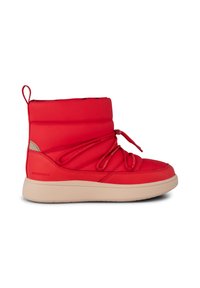 Botas rojas impermeables con parte superior acolchada, patrón texturizado y cordones elásticos. Presentan una suela beige antideslizante y una tira de agarre en la parte trasera.