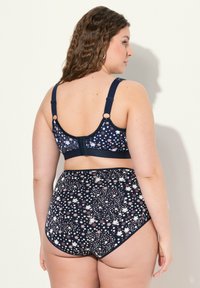 Navyblå blommig lingerie-set som består av en mönstrad BH med justerbara band och högmidjade trosor, båda med olika blomdesigne.