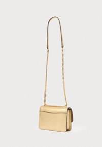 Geantă din piele texturată aurie cu formă dreptunghiulară, prevăzută cu o curea metalică tip lanț și închidere cu clapetă. Design simplu și curat.