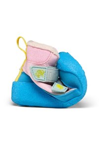 Laarsjes met een zachte roze stoffen bovenkant, blauwe rubberen zool en grijze banden. Beschikt over een gele trekband en een gestructureerde bodem voor grip.