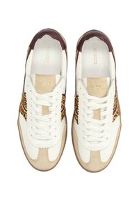 Weiß-beige Schnürsneaker mit braunen Akzenten und Leopardenmuster an den Seiten. Aus Textil und Wildleder, flache Gummisohle.