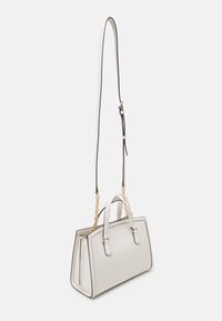 Jasnoszara skórzana torba o sztywnej formie, z podwójnymi uchwytami u góry, złotym akcentem w postaci łańcuszka oraz regulowanym paskiem. Gładka tekstura z kontrastowym przeszyciem.